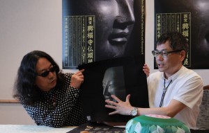 仏頭Tシャツを紹介するみうら＆いとう