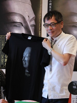 仏頭Tシャツを紹介するいとう