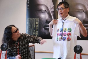 十二神将Tシャツの説明をするみうら＆いとう