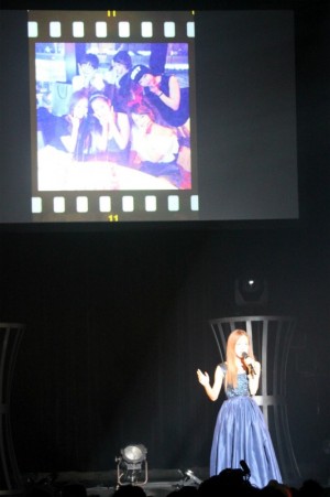 AKB48板野友美、『1％』発売記念イベントの様子