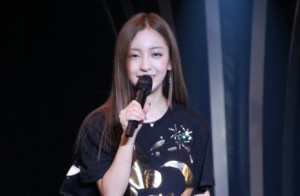 AKB48板野友美、『1％』発売記念イベントの様子