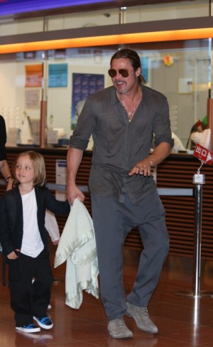 『ワールド・ウォーZ』プロモーションでブラピ来日！ 笑顔で手を振るアンジーと子供たちの姿も！