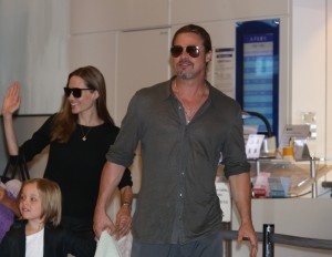 『ワールド・ウォーZ』プロモーションでブラピ来日！ 笑顔で手を振るアンジーと子供たちの姿も！