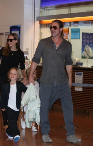 『ワールド・ウォーZ』プロモーションでブラピ来日！ 笑顔で手を振るアンジーと子供たちの姿も！