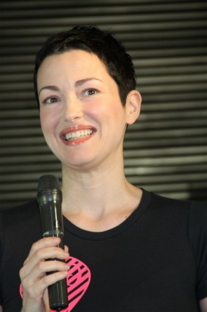 舞台『iSAMU』制作発表に出席した、ジュリー・ドレフュス