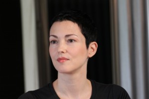 舞台『iSAMU』制作発表に出席した、ジュリー・ドレフュス