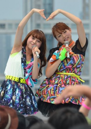 「TOKYO IDOL FESTIVAL 2013」に出演したAeLL（左：西恵利香　右：篠崎愛）