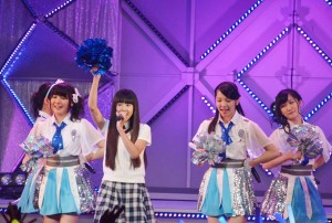 「TOKYO IDOL FESTIVAL 2013」に出演したアイドリング!!!と留学生のさくら学院・田口華