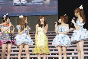 AKB48の札幌ドーム公演に出演した前田敦子（中央）と同期メンバー（左から峯岸みなみ、板野友美、高橋みなみ、小嶋陽菜）