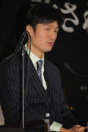 『許されざる者』完成報告記者会見に登場した李相日監督