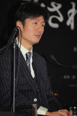 『許されざる者』完成報告記者会見に登場した李相日監督