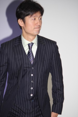 『許されざる者』完成報告記者会見に登場した李相日監督