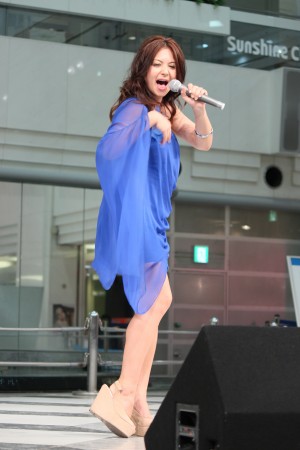 新曲『25時のエアポート』発売イベントを行った、ハワイ出身・ジェニファー