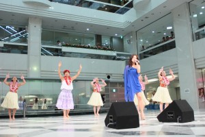 ジェニファーの新曲『25時のエアポート』発売イベントに登場した、しずちゃん