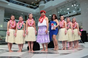 ジェニファーの新曲『25時のエアポート』発売イベントに登場した、しずちゃん