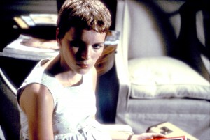 映画版『ローズマリーの赤ちゃん』で主演を務めたミア・ファロー。舞台をマンハッタンからパリに移してドラマ化される。