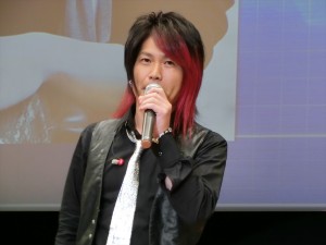 『ガイストクラッシャー』製作発表会見で主題歌を披露した、きただにひろし