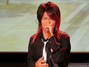 『ガイストクラッシャー』製作発表会見で主題歌を披露した、きただにひろし