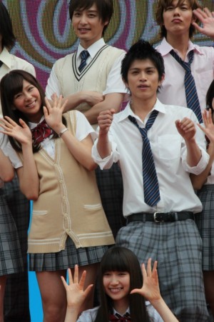 左から西内まりやと山本裕典