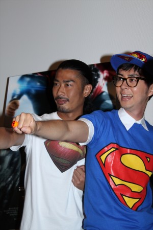 『マン・オブ・スティール』夏休み特別イベントに登場した（左から）パンサー菅良太郎、ヒャダイン