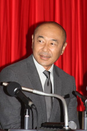  『謝罪の王様』豪華完成披露謝罪会見に出席した高橋克実