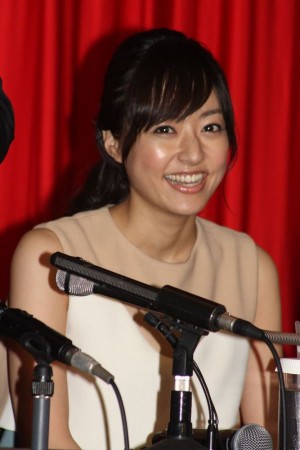  『謝罪の王様』豪華完成披露謝罪会見に出席した井上真央