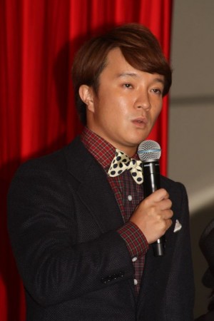  『謝罪の王様』豪華完成披露謝罪会見に出席した濱田岳