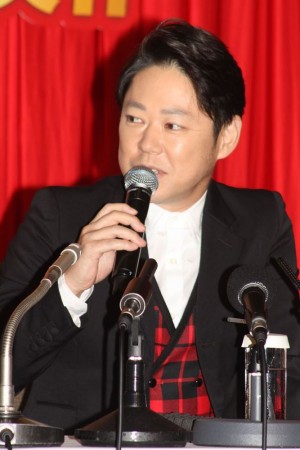  『謝罪の王様』豪華完成披露謝罪会見に出席した阿部サダヲ
