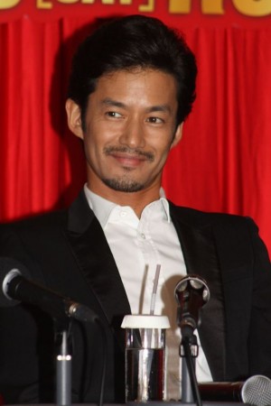  『謝罪の王様』豪華完成披露謝罪会見に出席した竹野内豊