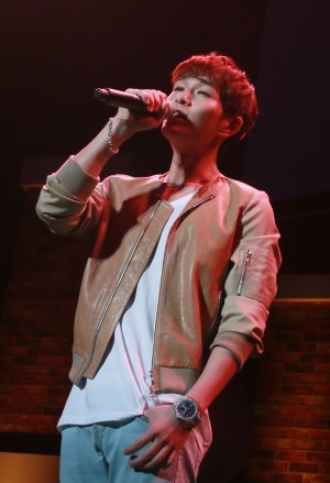 オンユは『花ざかりの君たちへ』の挿入歌『In Your Eyes』を熱唱