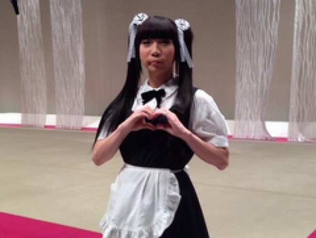 諏訪部順一が自身のツイッターにて、メイド服姿を披露！（諏訪部順一ツイッターのスクリーンショットより）