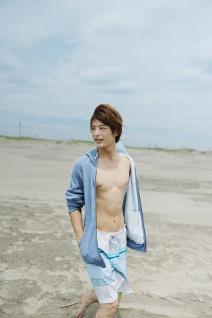 初出し画像！　塩野瑛久の魅惑の細マッチョボディが露わに！