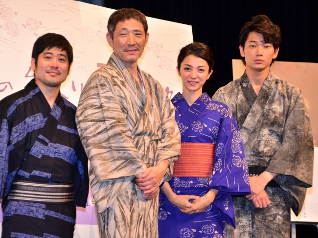 『夏の終り』完成披露試写会に登場した（左から）熊切和嘉監督、小林薫、満島ひかり、綾野剛