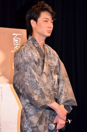 『夏の終り』完成披露試写会に登場した綾野剛