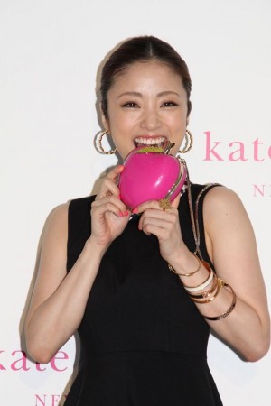 ケイト・スペードから贈られたドレスで登場した上戸彩、 リンゴのバッグがポイント！