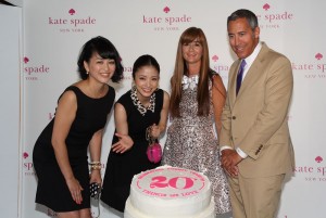 上戸彩が「ケイト・スペード　ニューヨーク」20周年をCEOのクレイグ・リービットらと共にお祝い