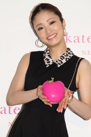 ケイト・スペードから贈られたドレスで登場した上戸彩、 リンゴのバッグがポイント！