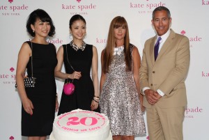 上戸彩が「ケイト・スペード　ニューヨーク」20周年をCEOのクレイグ・リービットらと共にお祝い