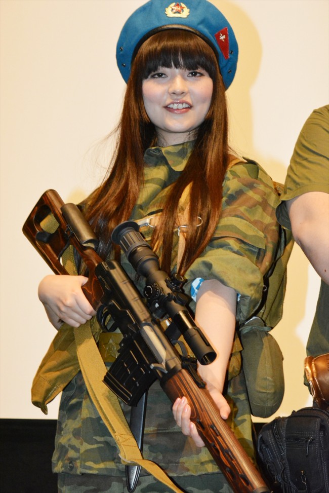 人気声優 上坂すみれ 狙撃銃片手にロシア兵軍装でロシア映画の魅力を語る 13年8月18日 映画 ニュース クランクイン