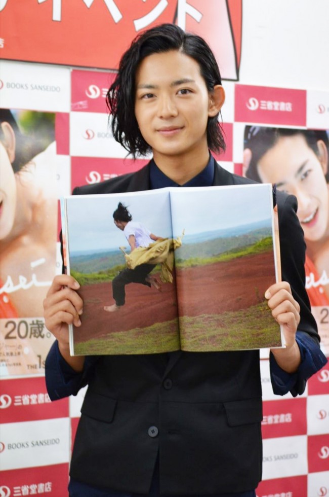 1st写真集「Ryusei」の発売記念イベントを行った竜星涼