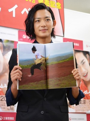 1st写真集「Ryusei」の発売記念イベントを行った竜星涼