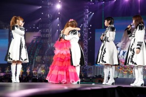 板野友美の卒業セレモニーが行われたAKB48の5大ドーム最終公演の模様