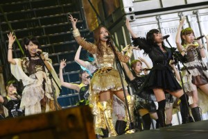 板野友美の卒業セレモニーが行われたAKB48の5大ドーム最終公演の模様