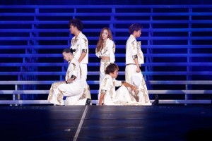 板野友美の卒業セレモニーが行われたAKB48の5大ドーム最終公演の模様