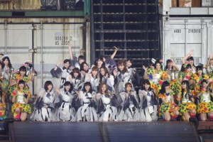 板野友美の卒業セレモニーが行われたAKB48の5大ドーム最終公演の模様