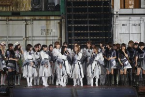 板野友美の卒業セレモニーが行われたAKB48の5大ドーム最終公演の模様