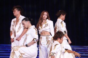 板野友美の卒業セレモニーが行われたAKB48の5大ドーム最終公演の模様