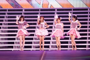 板野友美の卒業セレモニーが行われたAKB48の5大ドーム最終公演の模様