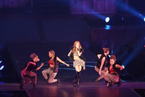 板野友美の卒業セレモニーが行われたAKB48の5大ドーム最終公演の模様