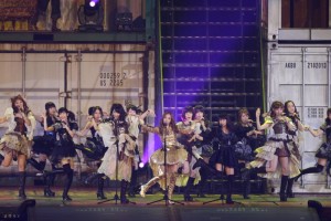 板野友美の卒業セレモニーが行われたAKB48の5大ドーム最終公演の模様